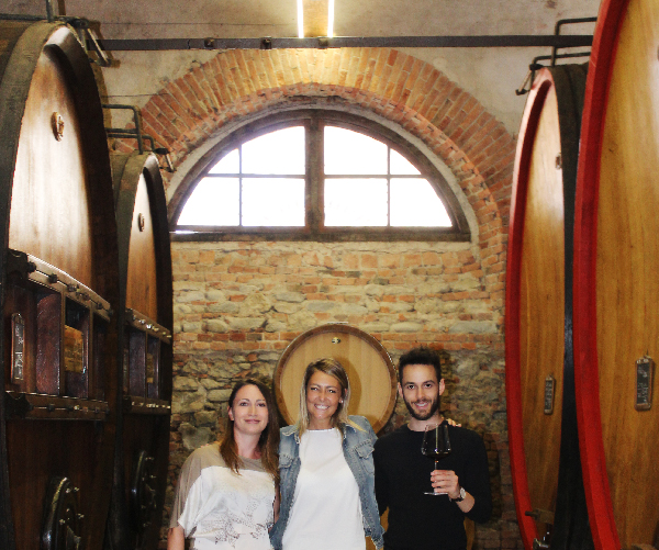 Valentina con Isabella e Francesco all'interno della cantina Marchesi di Barolo